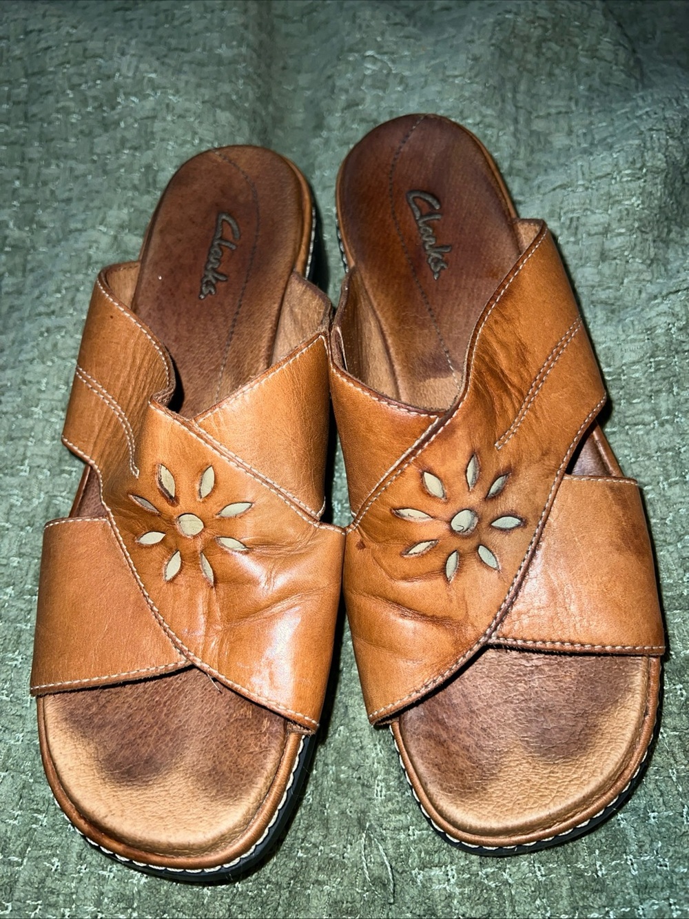 Clark Ladies Size 8M Leather Flower Sandals Slip on Small Heel Summer